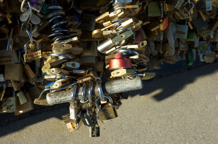 Yes, a giant motorcycle lock, THAT says "love" / Oui, un géant cadena de moto, ÇA dit "l'amour" (Feb/Fev 2014)